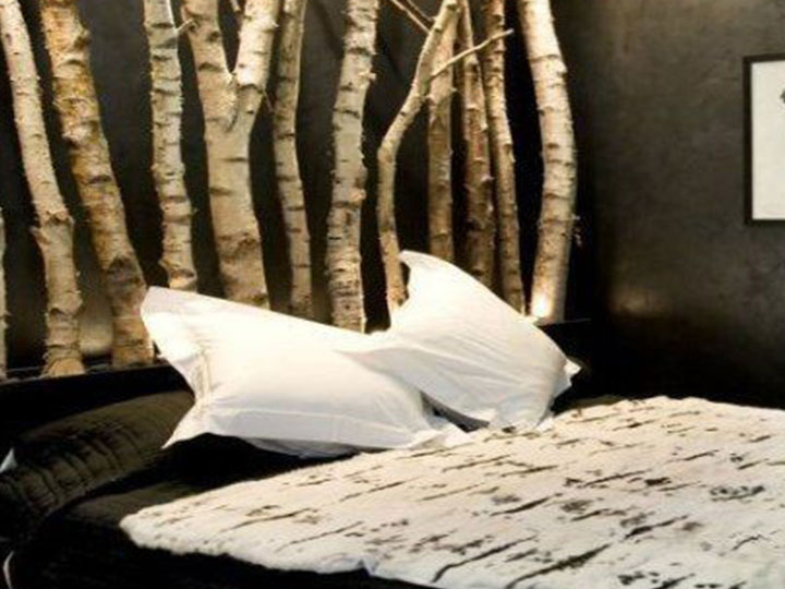 esempio di testiera del letto con tronchi di betulla